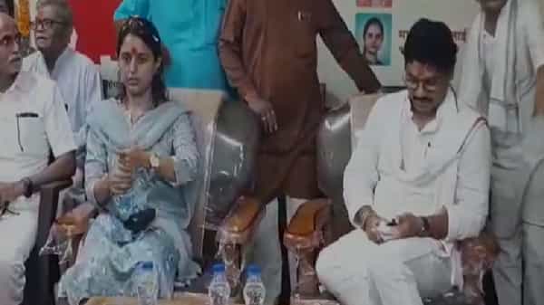 बीड : राज्याच्या राजकारणात मुंडे घराण्याला मोठे स्थान आहे. या घराण्यातील नेत्यांच्या एका इशाऱ्यावर अख्खा महाराष्ट्र ढवळून निघाल्याचे आपण अनेकदा पाहिले आहे.