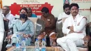 धनंजय मुंडे-प्रीतम मुंडे एकाच मंचावर, पण एकमेकांकडे ना पाहिलं, ना बोलले, पाहा फोटो