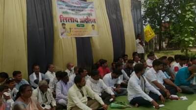 थेट तहसील कार्यालयाचाच लिलाव! प्रहारचे कार्यकर्ते आणि शेतकरी आक्रमक, नेमकं प्रकरण काय?