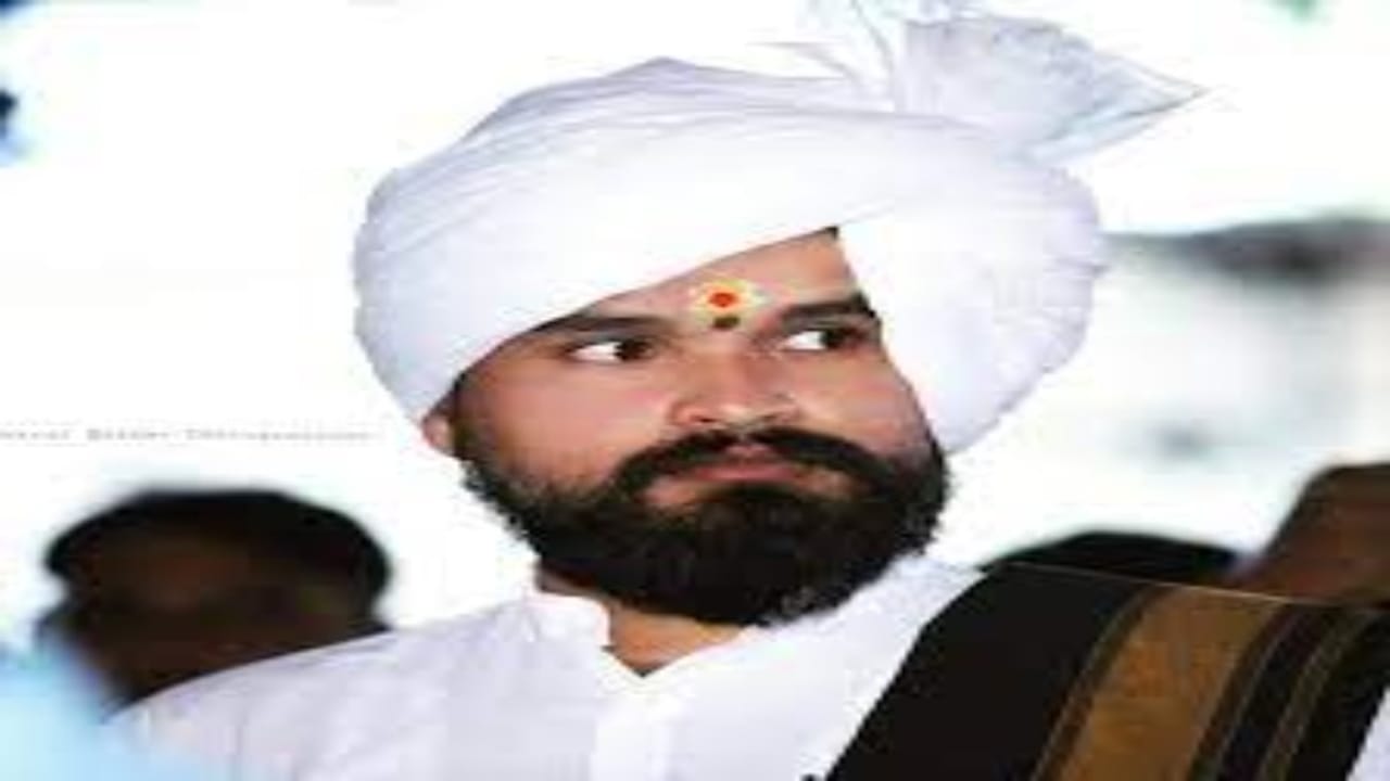 बाळूमामाचे वंशज म्हणवणाऱ्या मनोहर मामांवर फसवणुकीचा आरोप, बारामतीत तक्रार; आता मनोहर मामांचं स्पष्टीकरण