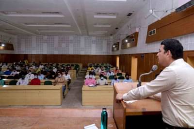 Aurangabad: स्वतःची गाडी व्यवस्थित पार्क केली तरी मोठे योगदान, मनपा प्रशासकांचा टोला, प्रकल्पांविषयी घेतली बैठक