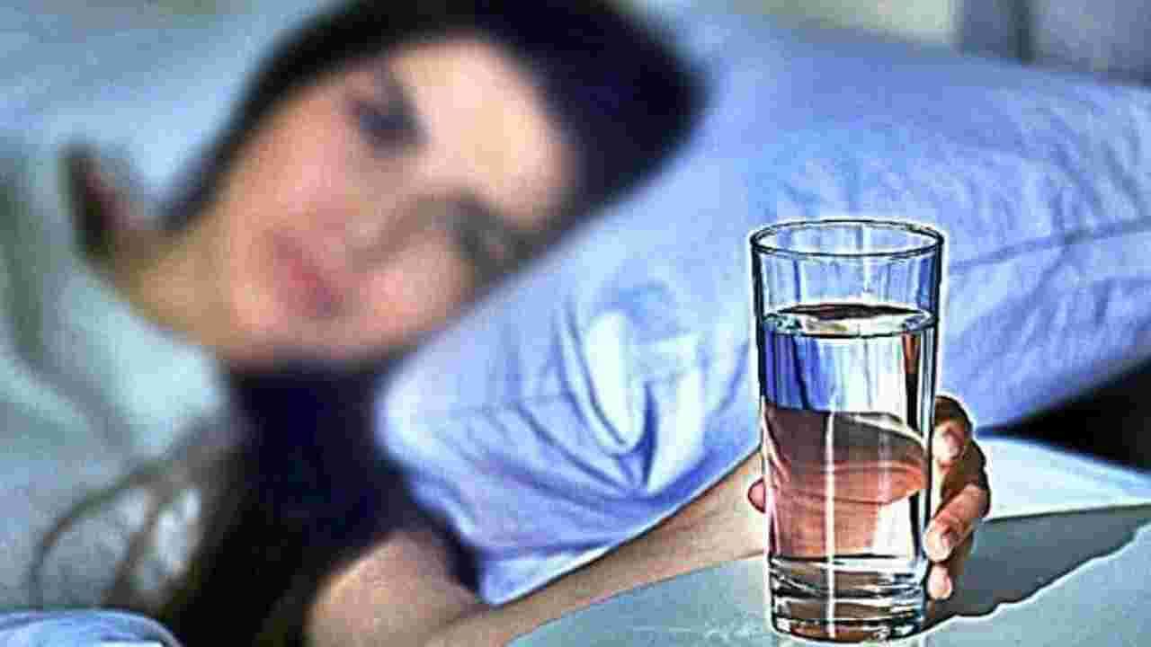 दररोज झोपताना डोक्याजवळ बाटली किंवा पाण्याने भरलेला ग्लास ठेवा. सकाळी उठल्यावर हे पाणी फेकून द्या. यामुळे तुमच्या आयुष्यातील सर्व त्रास दूर होतात आणि वाईट स्वप्नांची समस्या दूर होते.