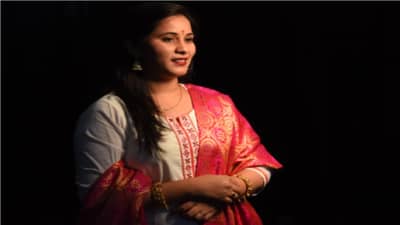 लातूरच्या स्वप्नालीचा वर्ल्ड रेकॉर्ड, सलग 4 तासांत गायली 92 गाणी, लता मंगेशकर यांना अनोखा नजराणा