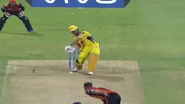 IPL 2021: धोनी स्टाईलने सामना संपवत चेन्नई विजयी, हैद्राबादला 6 गडी राखून दिली मात, प्लेऑफमध्येही मिळवलं स्थान