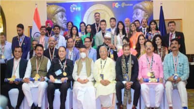 फडणवीस, पटोले, वळसे-पाटील ते दीया मिर्झा, चॅम्पियन्स ऑफ चेंज महाराष्ट्र पुरस्काराने सन्मानित