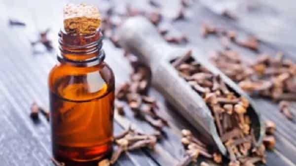 लवंगाचे तेल - लवंग दातदुखीला तोंड देण्यासाठी खूप प्रभावी मानली जाते. कारण ते वेदना कमी करते. त्यात युजेनॉल नावाचा सक्रिय घटक असतो, जो नैसर्गिक भूल देणारा आहे. आपण ते थेट प्रभावित क्षेत्रावर किंवा कापसाच्या बॉलने लावू शकता.