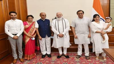 मंत्री भागवत कराड सहकुटुंब पंतप्रधानांच्या भेटीला, मुलाने विचारलं, मास्क काढू  का? मोदी म्हणाले, आपल्यासोबत दोन दोन डॉक्टर!