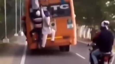 तात्या विंचूसारखा बसच्या मागच्या शिडीला लोंबकळून प्रवास, व्हिडीओ पाहून पोट धरून हसाल