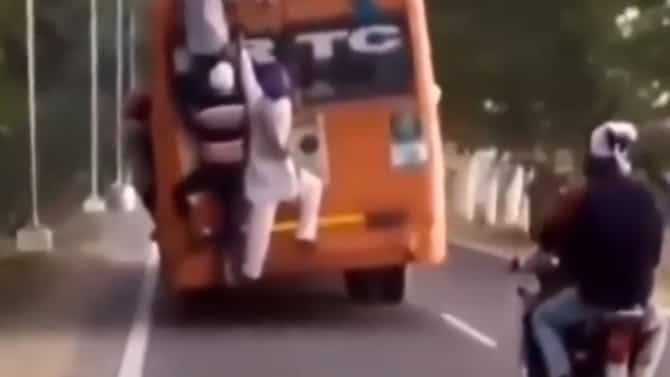 तात्या विंचूसारखा बसच्या मागच्या शिडीला लोंबकळून प्रवास, व्हिडीओ पाहून पोट धरून हसाल