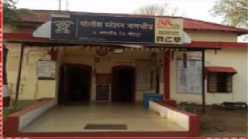 जादूटोण्याच्या संशयातून चंद्रपुरात एकाच कुटुंबातील तिघांना मारहाण, भावावर बॅटने वार, बहीण-आईला लाथाबुक्के जादूटोण्याच्या संशयातून चंद्रपुरात एकाच कुटुंबातील तिघांना मारहाण, भावावर बॅटने वार, बहीण-आईला लाथाबुक्के