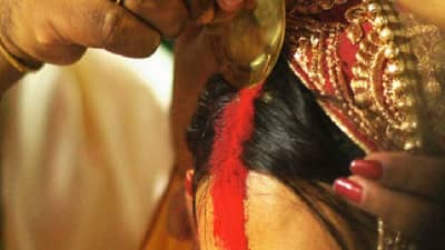 लेकीच्या कपाळी प्रियकराच्या नावाचं सिंदूर, भडकलेल्या आईने पोटच्या मुलीचा गळा दाबला