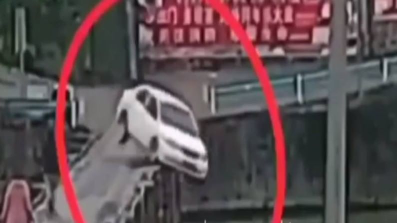 VIDEO: पुलावरुन जाताना गाडी अचानक वळली अन् थेट नदीत कोसळली VIDEO: पुलावरुन जाताना गाडी अचानक वळली अन् थेट नदीत कोसळली