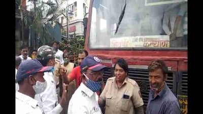 वाहतूक कोंडीवरुन एसटी बस चालक आणि वाहतूक पोलिसात वादंग