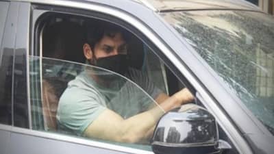 झोपण्यापूर्वी गोळ्या घेतल्या, गाडीची काचही फुटलेली, आदल्या रात्री सिद्धार्थ शुक्लासोबत काय काय घडलं?