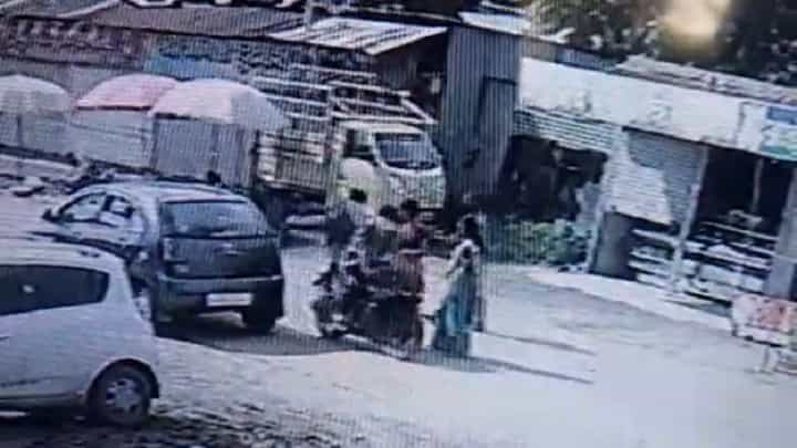 Ahmednagar | शिर्डीत धूम स्टाईल चोरी, शिक्षिकेच्या गळ्यातील दोन तोळे सोन्याचे गंठण लांबवले Ahmednagar | शिर्डीत धूम स्टाईल चोरी, शिक्षिकेच्या गळ्यातील दोन तोळे सोन्याचे गंठण लांबवले