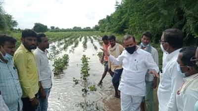 घनसावंगीत अतिवृष्टीने नुकसान झालेल्या पिकांची पालकमंत्री राजेश टोपेंकडून पाहणी