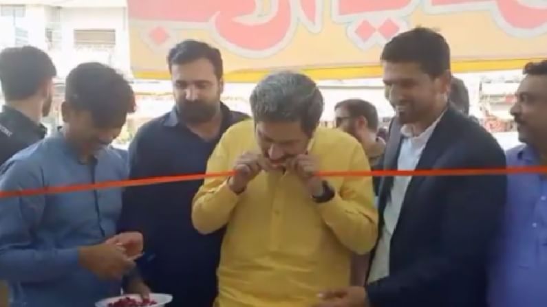 Video | उद्घाटन करताना कात्री खराब झाली, शेवटी दाताने फीत कापण्याची वेळ, पाकिस्तानी मंत्र्याचा व्हिडीओ व्हायरल