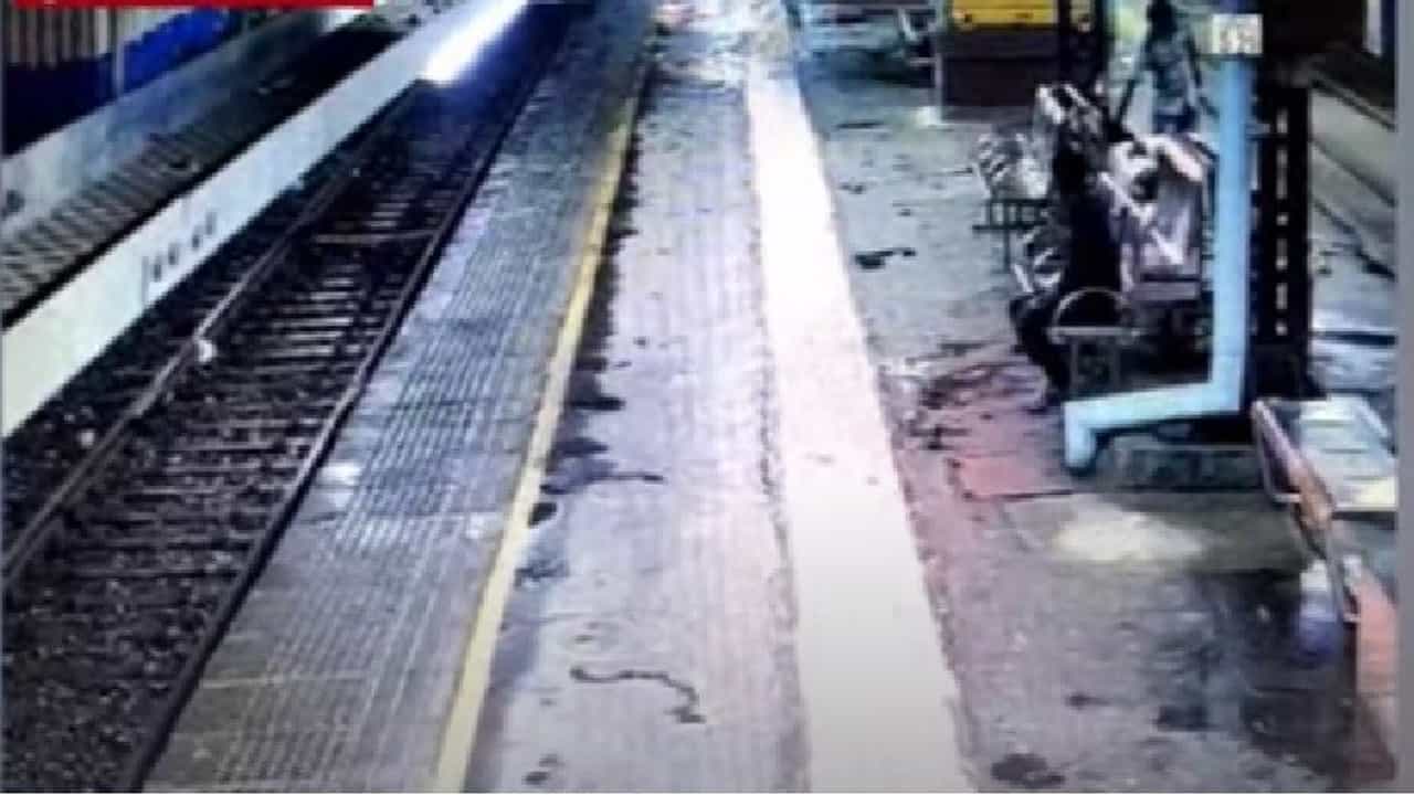 CCTV VIDEO | स्टेशनवर झोपलेल्या प्रवाशाला धक्का दिला, मग मोबाईल-पाकीट चोरले, 24 तासांत दोघांना अटक