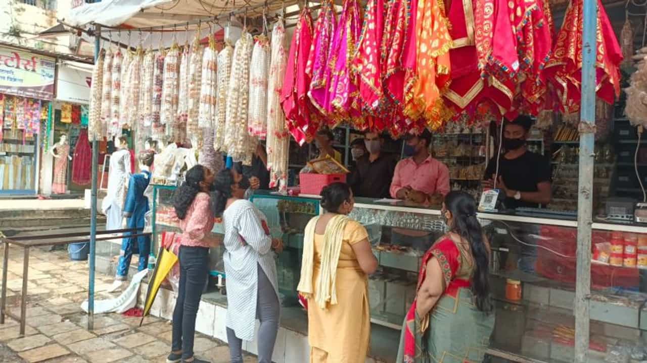 पूजेच्या साहित्याने पनवेल बाजारपेठ फुलली, गणेशोत्सवामुळे पूजेच्या साहित्याला मोठी मागणी