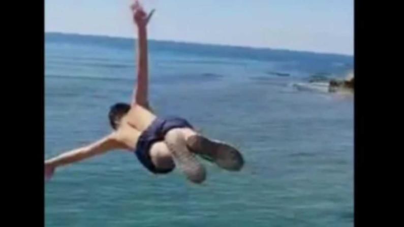 VIDEO: मुलाने समुद्रात सूर मारला अन् तितक्यात बोट आली, पण....