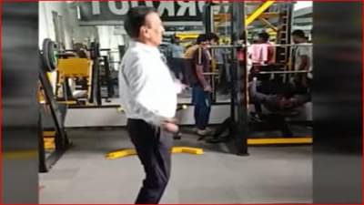 VIDEO :  फॉर्मल्सवर वायूवेगाने दोरीउड्या, फिटनेस फ्रीक गिरीशभाऊ कार्यकर्त्याच्या जीममध्ये