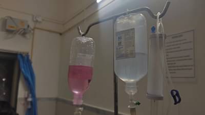 बापरे! 3 वर्षांच्या चिमुकलीला लावलेल्या सलायनमध्ये चक्क झुरळ, रुग्णालयाचा हलगर्जीपणा उघड