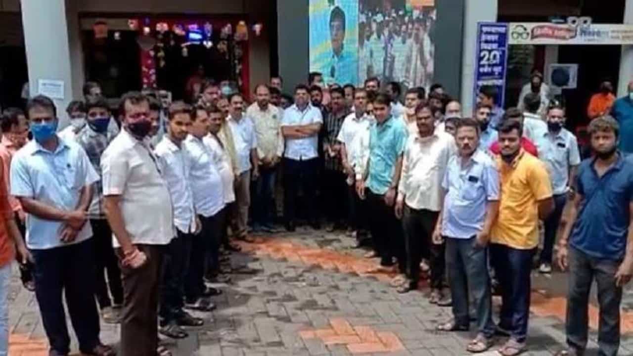 किरीट सोमय्यांच्या राणेंवरील आरोपांचे जुने व्हिडीओ LED वर लावले, शिवसेनेकडून अनोखं स्वागत