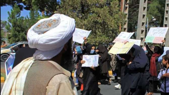 अफगाणिस्तानमध्ये पाकिस्तान मुर्दाबादचे नारे, रस्त्यावर उतरल्या महिला, तालिबान्यांचं गोळीबारानं उत्तर
