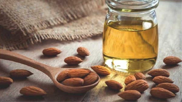 Dark Circle Home Remedy : डार्क सर्कलवर उपचार करण्यासाठी या सोप्या मार्गांनी बदामाचे तेल वापरा!