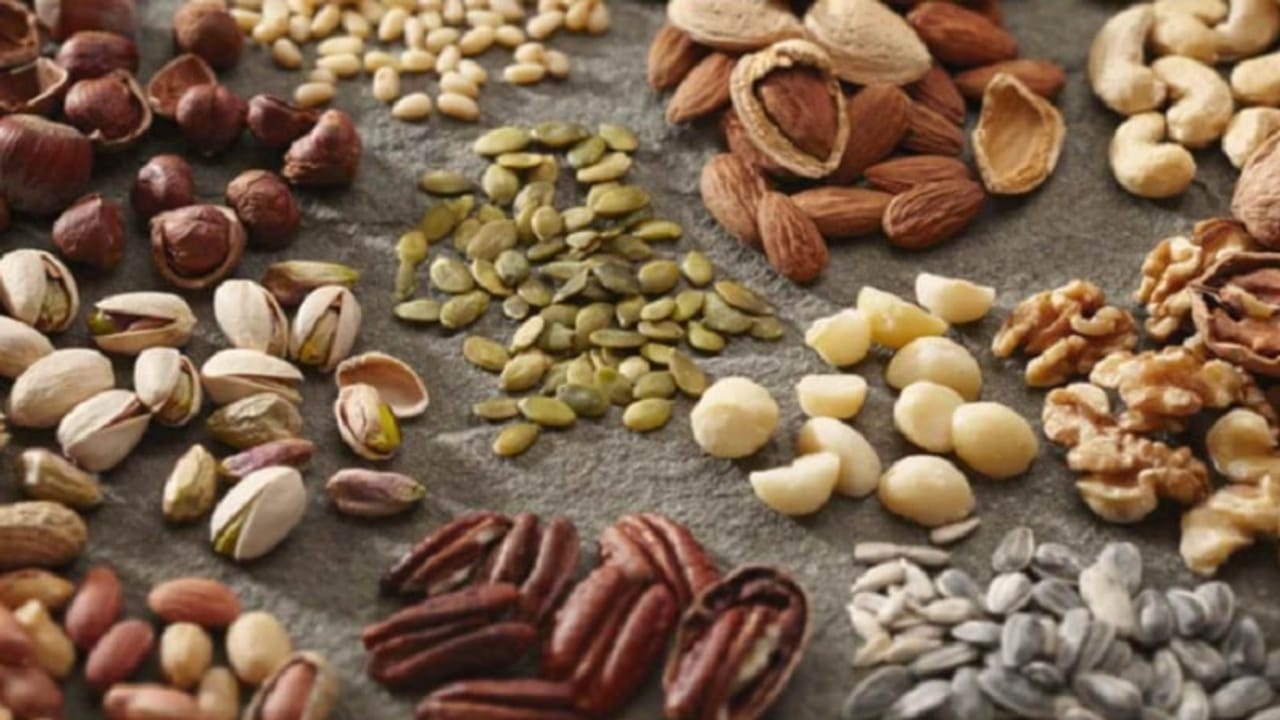 कडधान्य आणि सुकामेवा - मूठभर बियाणे आणि सुकामेवा तुमची स्मरणशक्ती सुधारण्यास मदत करू शकतात. भोपळ्याच्या बियांमध्ये जस्त भरपूर प्रमाणात असते जे तुमची स्मरणशक्ती वाढवण्यासाठी मोठी भूमिका बजावते. मेंदूच्या आकाराचे अक्रोड हे ओमेगा -3 आणि मेंदूच्या कार्यासाठी महत्वाचे असलेले इतर आवश्यक पोषक घटकांचे चांगले स्त्रोत आहे. सूर्यफूल बियाणे व्हिटॅमिन ई चे चांगले स्रोत आहेत. अगदी शेंगदाण्यात व्हिटॅमिन ई असते, जे एक शक्तिशाली अँटिऑक्सिडेंट आहे.