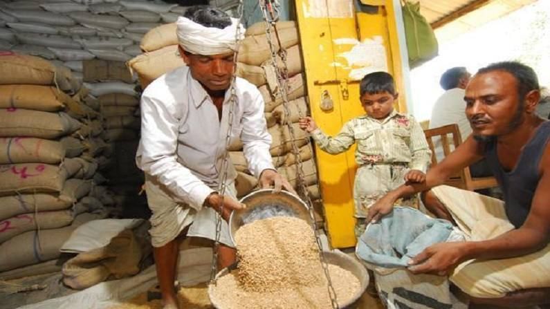 देशातील अनेक राज्यांमध्ये रेशन दुकानांवर बायोमेट्रिक फिंगरप्रिंटनंतरच रेशन कार्ड उपलब्ध आहेत, यासाठी शिधापत्रिकाधारकांना त्यांचे आधार कार्ड लिंक करावे लागेल. रेशन कार्डाशी आधार लिंक केल्यानंतर बनावट रेशन कार्डची शक्यता संपते.