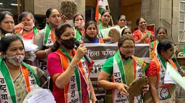 राष्ट्रवादीच्या महिला आघाडीकडून पंतप्रधानांना शेणाच्या गोवऱ्या भेट; चाकणकरांच्या नेतृत्वात राज्यभरात आंदोलन