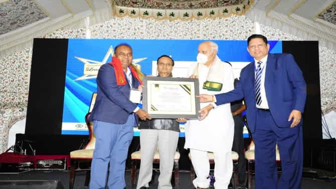 महापारेषणचे अध्यक्ष दिनेश वाघमारेंना ग्रीनटेक लीडिंग डायरेक्टर पुरस्कार; ऊर्जामंत्री राऊतांकडून अभिनंदन