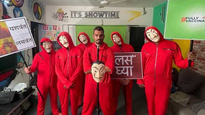 ‘Bella Ciao’चा ताल अन् डालीच्या वेशात कोरोना लस घेण्याचं आवाहन, पुण्याच्या रस्त्यावर दिसणारे ‘ते’ नेमके कोण?