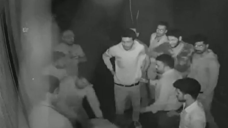 VIDEO : औरंगाबादमध्ये तरुणांचा राडा, बारमधलं गाणं बंद केल्याचा राग, हॉटेल व्यवस्थापकाला लाथा-बुक्क्यांनी मारहाण