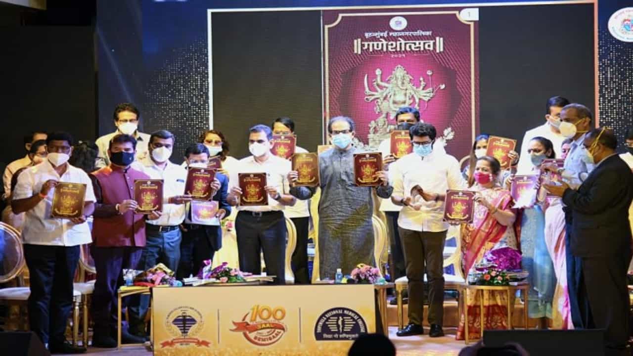 मुंबईतील विसर्जन स्थळांची यादी, भरती ओहोटीच्या वेळा; गणेशोत्सव माहिती पुस्तिकेचे मुख्यमंत्र्यांकडून प्रकाशन