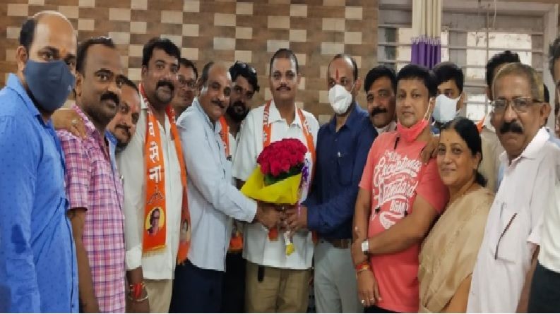 भाजप पाठोपाठ शिवसेनेचा राष्ट्रवादीलाही दणका, रत्नागिरीच्या शहराध्यक्षाने बांधलं हाती शिवबंधन भाजप पाठोपाठ शिवसेनेचा राष्ट्रवादीलाही दणका, रत्नागिरीच्या शहराध्यक्षाने बांधलं हाती शिवबंधन