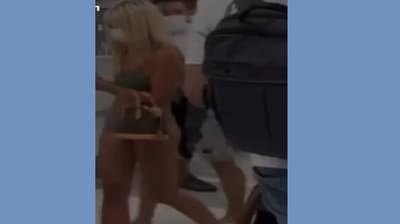 Video | प्रवासासाठी विमानतळावर चक्क बिकिनीवर आली, महिलेचा व्हिडीओ व्हायरल