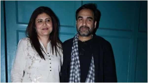 पंकज आणि मृदुला यांची भेट 1993 मध्ये त्यांच्या बहिणीच्या लग्नात झाली होती. त्यांनी एका मुलाखतीत सांगितलं होतं, ‘माझ्या बहिणीचे लग्न होत होतं आणि मी मृदुलाला बाल्कनीत पाहिलं आणि मला वाटले की मला माझं आयुष्य या महिलेबरोबर घालवायचं आहे. त्यावेळी ती कोण होती, तिचं नाव काय हे मला काहीच माहीत नव्हते.’
