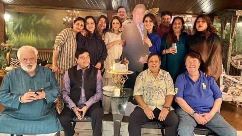 बॉलिवूडचे दिवंगत अभिनेते ऋषी कपूर यांचा 4 सप्टेंबर रोजी 69 वा वाढदिवस होता. यावेळी कुटुंबातील सदस्यांनी ऋषी कपूर यांची आठवण करून त्यांचा वाढदिवस साजरा केला. दुपारी, संपूर्ण कुटुंबानं रणधीर कपूर यांच्या घरी एकत्र जेवण केलं, ज्यात करिश्मा कपूर आणि करीना कपूर खान यांचाही समावेश होता. यानंतर ऋषी कपूर यांचे मित्र आणि कुटुंबीयांनी रात्री उशिरा पार्टी केली.