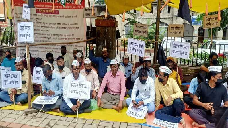 प्राध्यापक भरतीसाठी शिक्षक दिनी पुण्यात आंदोलन, तोंडाला काळं फासत सरकारविरोधात संताप प्राध्यापक भरतीसाठी शिक्षक दिनी पुण्यात आंदोलन, तोंडाला काळं फासत सरकारविरोधात संताप