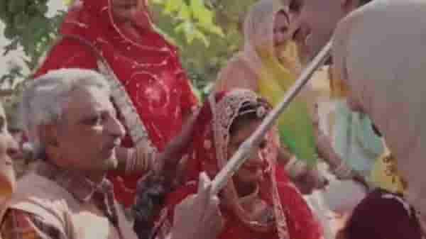 Video | जावयाला समजावण्यासाठी काठीचा वापर, सासऱ्याच्या अजब कारनाम्याचा व्हिडीओ व्हायरल