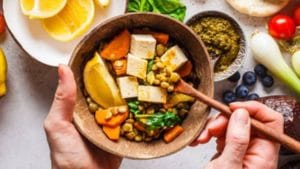 कोरोना इम्पॅक्ट ! 52% भारतीयांचा हेल्दी पदार्थ खाण्यावर भर; 52% नागरिकांचं आठवड्यातून 3 दिवस वर्कआऊट