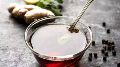 Health Care : पावसाळ्यात रोगप्रतिकारक शक्ती वाढवण्यासाठी तुळस-हळदीचा काढा प्या!