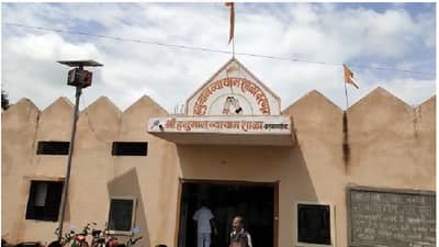 पोलीस अधिकाऱ्यानं लावली दोन पहिलवानांची कुस्ती, जळगावच्या वरणगावात कोरोना नियमांना तिलांजली