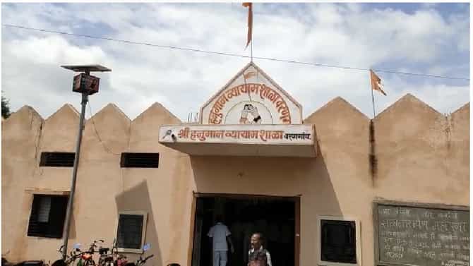 पोलीस अधिकाऱ्यानं लावली दोन पहिलवानांची कुस्ती, जळगावच्या वरणगावात कोरोना नियमांना तिलांजली