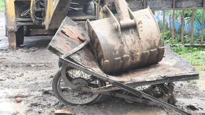 ठाणे शहरातील फेरीवाल्यांवर महापालिकेची धडक कारवाई, हातगाड्या आणि टपऱ्यांवर जेसीबीचा दणका