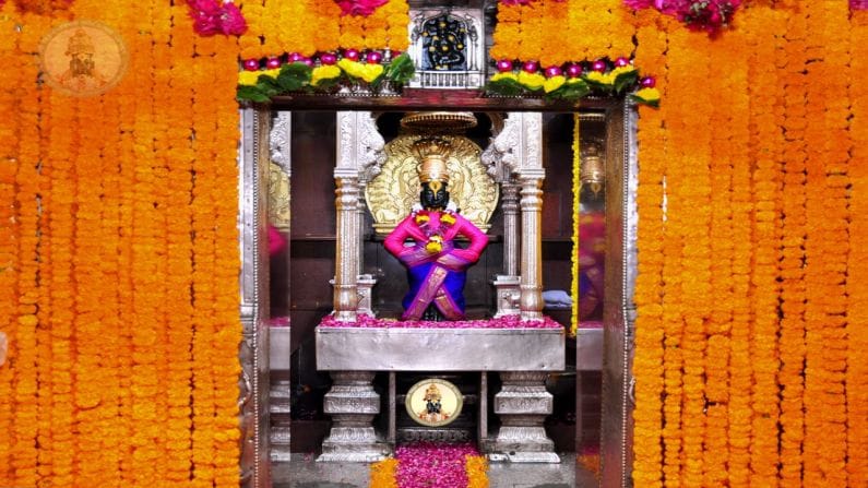 आज पाचवा आणि अखेरचा श्रावणी सोमवार आहे. या अखेरच्या श्रावणी सोमवार समाप्ती निमित्ताने श्री विठ्ठल रुक्मिणी मंदिर वेगवेगळ्या आकर्षक फुलांनी सजवण्यात आले आहे. 