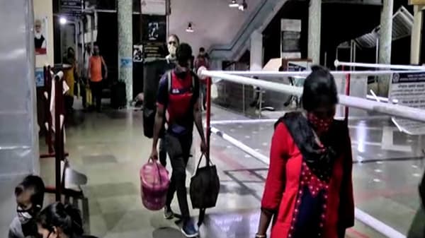 महाराष्ट्रातील सर्वात मोठा उत्सव म्हणजेच गणेशोत्सव अवघ्या दिवसांवर येऊन ठेपला आहे. त्यामुळे गणरायाची चाहूल आता चाकरमान्यांना लागलीये. त्यामुळे आता चाकरमानी कोकणात दाखल होऊ लागले आहेत.