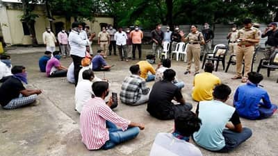 सोलापूर ग्रामीण पोलिसांचं ऑपरेशन परिवर्तन, हातभट्टी व्यायवसायिकांना व्यवसायापासून परावृत्त करण्याचा प्रयत्न, तेजस्वी सातपुतेंची संकल्पना